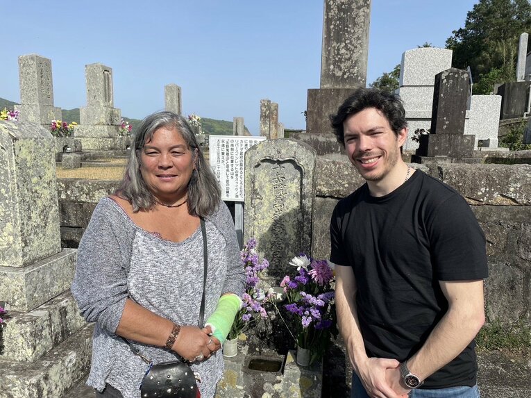 母サリーさんとともに高祖父の墓参りを叶えた際の実際の写真　©Tomohisa Konno