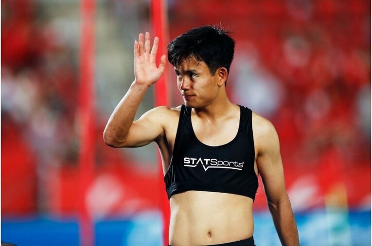 久保建英からスパイクをもらったファンが超嬉しそう… 絶妙だったボールコントロールとお辞儀、監督も“好プレーへの労い”〈激写〉(21)