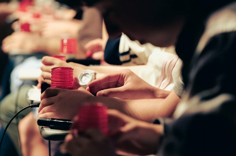 QuizKnockが主催する「クイズの甲子園」が今年も開催される。一見、スポーツと見紛う競技性の高さだが、そこにはどんなセンスがあるのだろうか？ ／ photograph by Wataru Sato