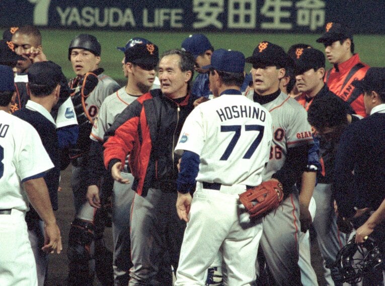 1996年、乱闘になり、中日星野仙一監督をなだめる長嶋茂雄・一茂　©Sankei Shimbun