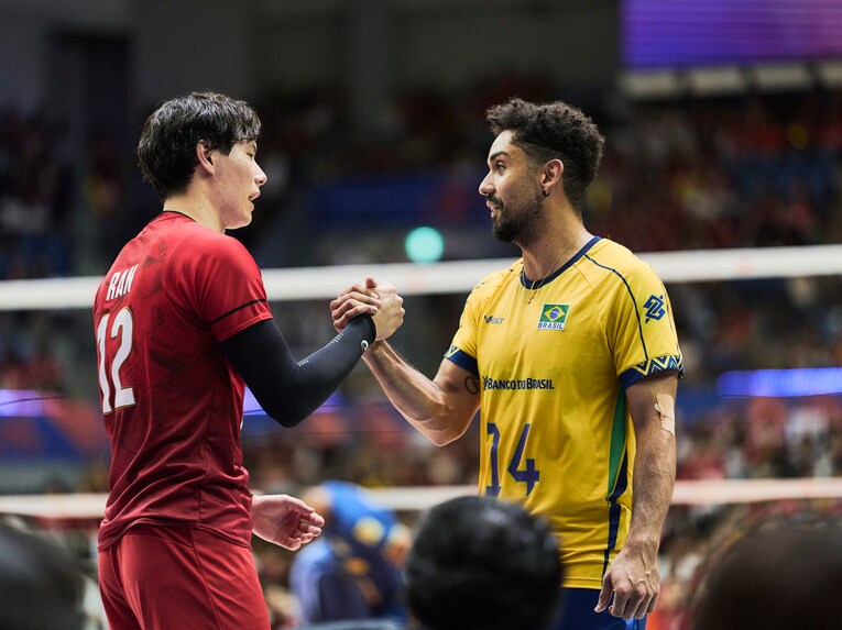 再戦を誓い合った高橋藍とカチョパ　©︎Yuki Suenaga