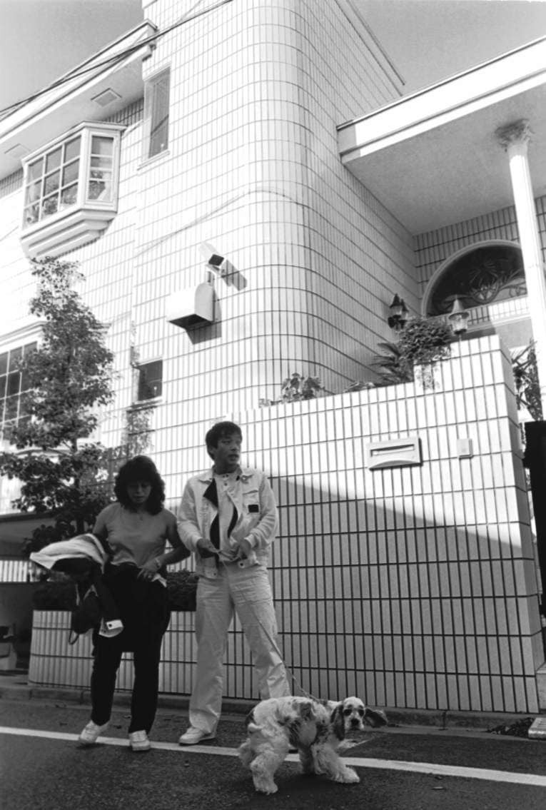 写真は1985年、落合がロッテの選手だったとき。落合の自宅前で、信子夫人と　©BUNGEISHUNJU