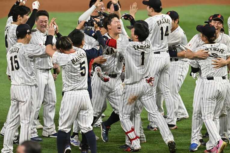 期待に応えサヨナラ打を放った村上　©Naoya Sanuki