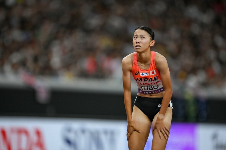【世界陸上女子800m予選】レースを終え、電光掲示板を見つめる久保凛　©Nanae Suzuki