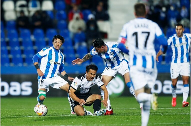 柴崎岳vs岡崎慎司が《ユニフォームを引っ張ってバチバチ》 撮影カメラマンが凍えそうな雨中で捉えた“熱いバトル”の瞬間(24)