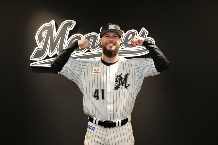 入団会見でポーズを決めるカイケル　©︎Chiba Lotte Marines