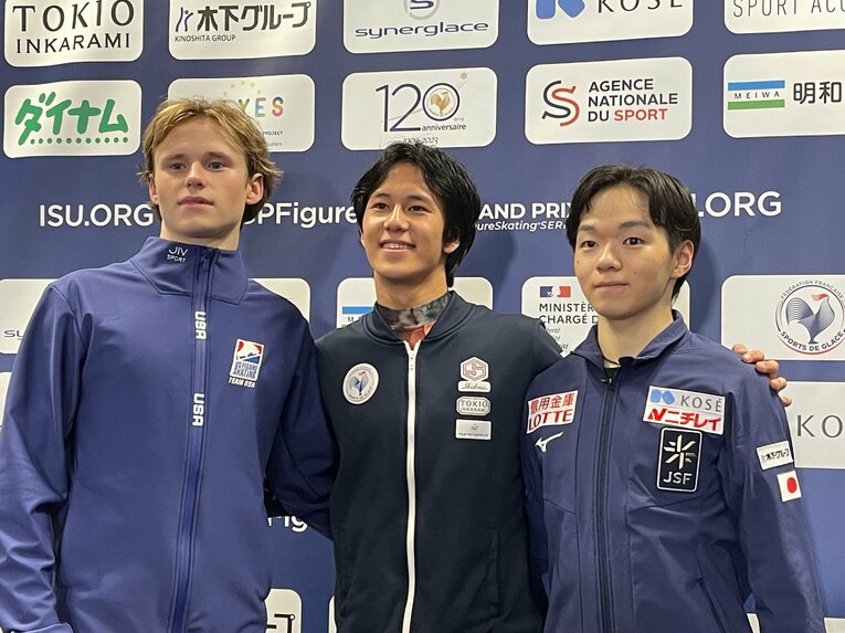 GPフランス大会、左から2位マリニン、1位シャオ・イム・ファ、3位鍵山　©Akiko Tamura