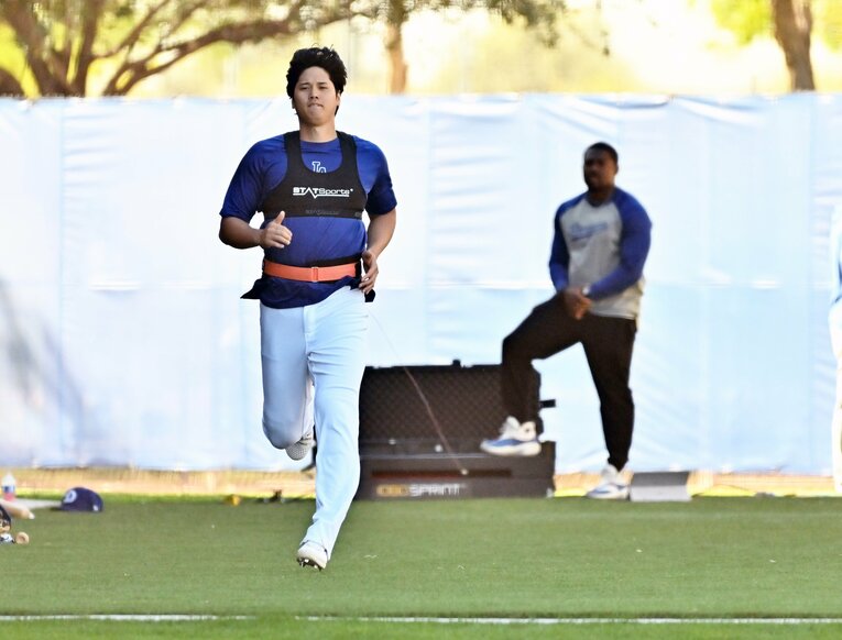 2月のスプリングトレーニングで。機器を装着しスプリントのトレーニングを行う大谷　©JIJI PRESS