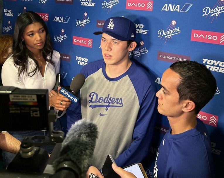 右肩痛で故障者リスト(IL)入りし、取材に応じるドジャースの佐々木朗希 ©JIJI PRESS