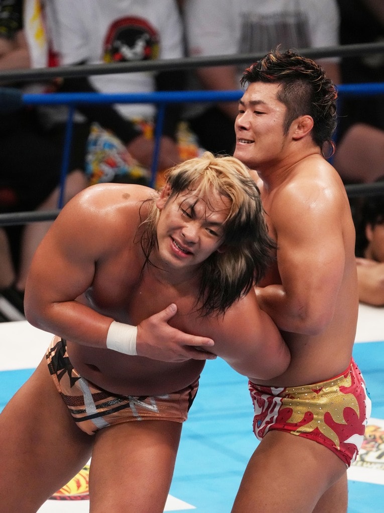 大岩陵平の腕を攻める上村優也　©Masashi Hara