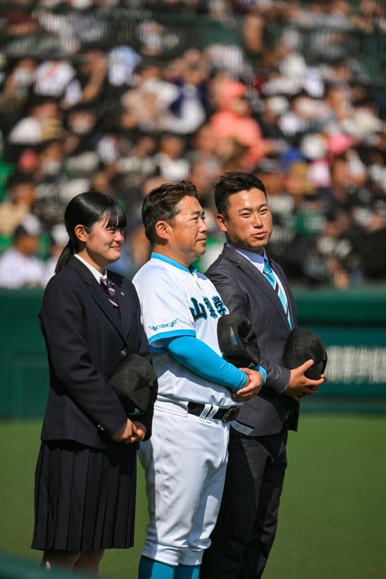 吉田監督（中央）と息子の健人部長（右） ©Nanae Suzuki