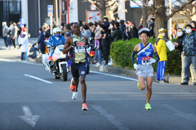 東京国際大のイェゴン・ヴィンセント（左）は今年の箱根駅伝2区で圧倒的な走りを見せていた　©JMPA