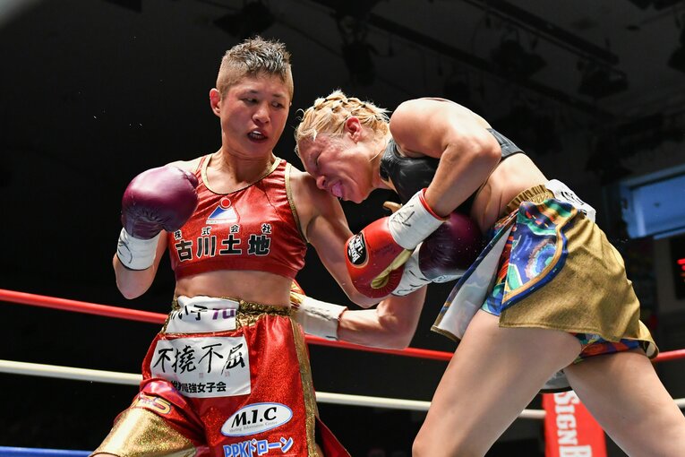 2018年9月、イルマ・サンチェスにボディをねじ込む藤岡奈穂子　©Hiroaki Yamaguchi/AFLO