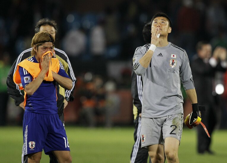 2010年W杯、ベスト16パラグアイ戦にPKで敗れ「悔しくて泣きましたね」　©AFLO