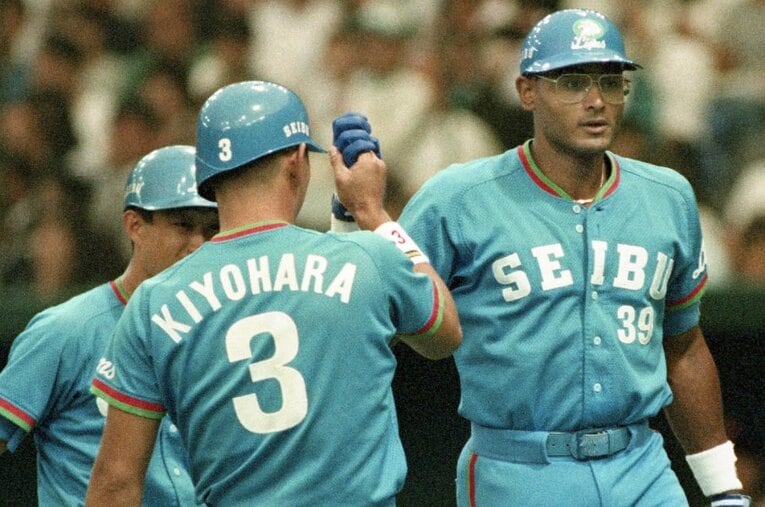 1990年日本シリーズ「巨人vs西武」第1戦で3ランを放った西武デストラーデ（右）と清原和博。打たれた巨人・槙原寛己が当時の痛恨を振り返った ／ photograph by SANKEI SHIMBUN