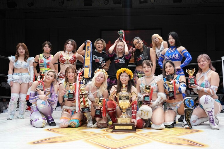 優勝した青野未来は出場選手たちと記念写真に収まる　©Essei Hara