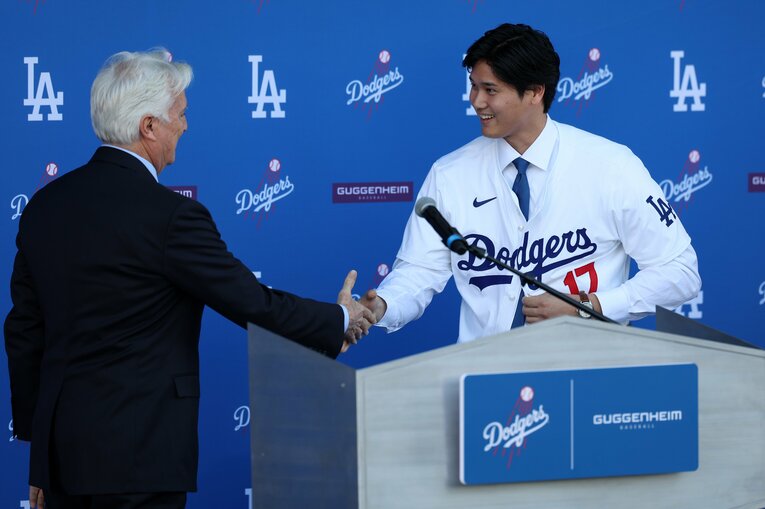 ドジャース入団会見での大谷翔平　©Getty Images