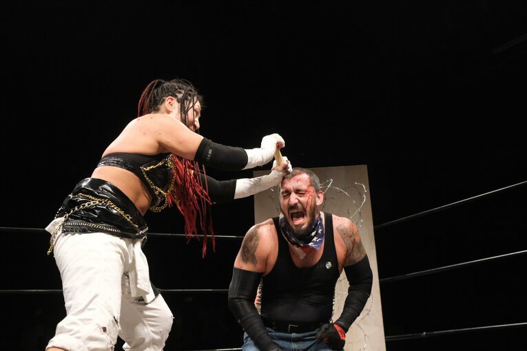 元パティシエが蛍光灯で殴り合い…“デスマッチアマゾネス”山下りなの媚びない魅力「犯罪以外なら何してもいい」 米国で男子相手に王座獲得(72)