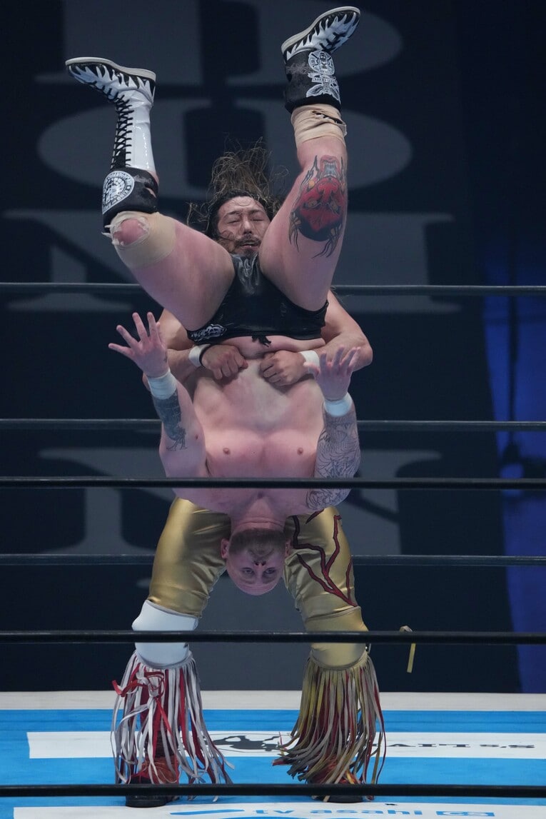 ゲイブ・キッドをパワーボムに持っていく辻陽太　©Essei Hara