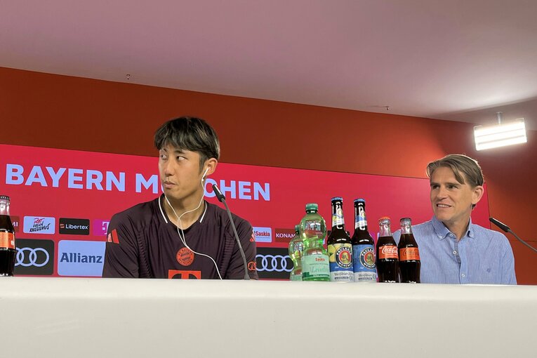 バイエルン合流直後の会見に臨んだ伊藤とフロイントSD　©Getty Images