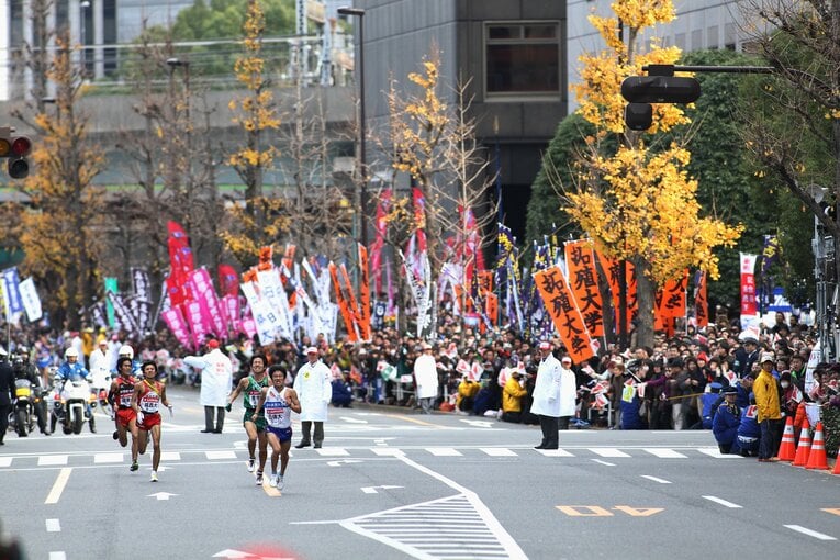 【コース間違えの悲劇／2011年】すぐさまコースに戻り、集団の最後尾から猛烈なスパートをかける　©Shigeki Yamamoto