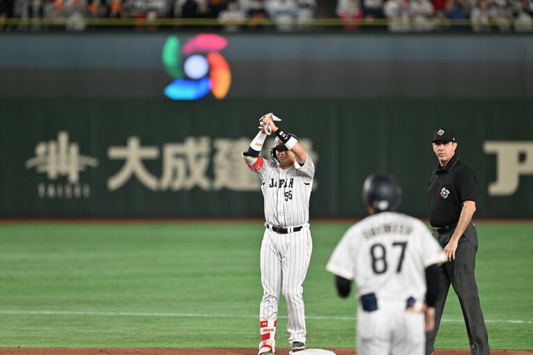 2打席連続でツーベースを放ち、村上宗隆が「おかわりペッパーグラインダー」を披露　©Naoya Sanuki