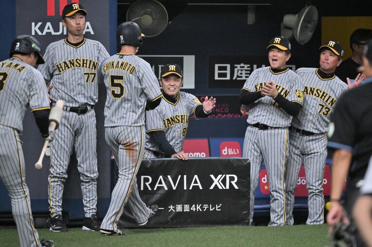 シリーズ第７戦で得点をあげ、ベンチの岡田監督とも喜びのタッチ 　©Hideki Sugiyama