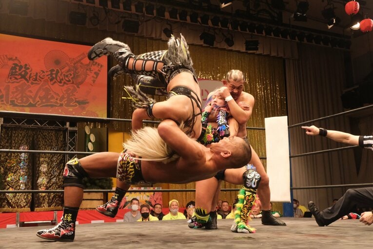 「スターダムをクビになって…」人気女子プロレスラーが初告白　ウナギ・サヤカ“超満員の自主興行”に密着して感じた「不思議な風格」(38)