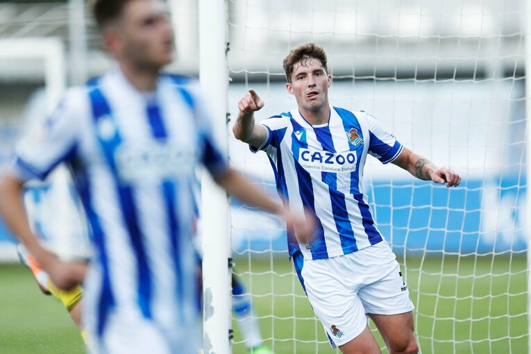 「クボは絶対フィットできる」現地ファンが期待… ソシエダ久保建英のユニ姿・力強さを日本人カメラマンがいち早く撮った〈子供に神対応〉(24)