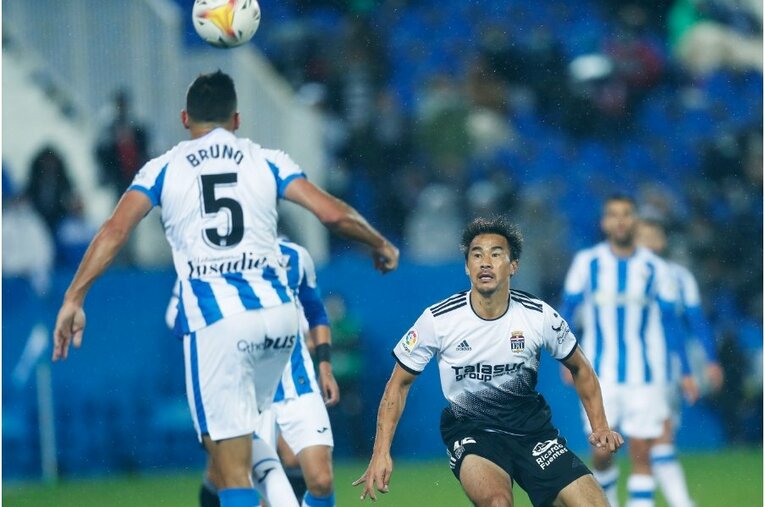 柴崎岳vs岡崎慎司が《ユニフォームを引っ張ってバチバチ》 撮影カメラマンが凍えそうな雨中で捉えた“熱いバトル”の瞬間(38)