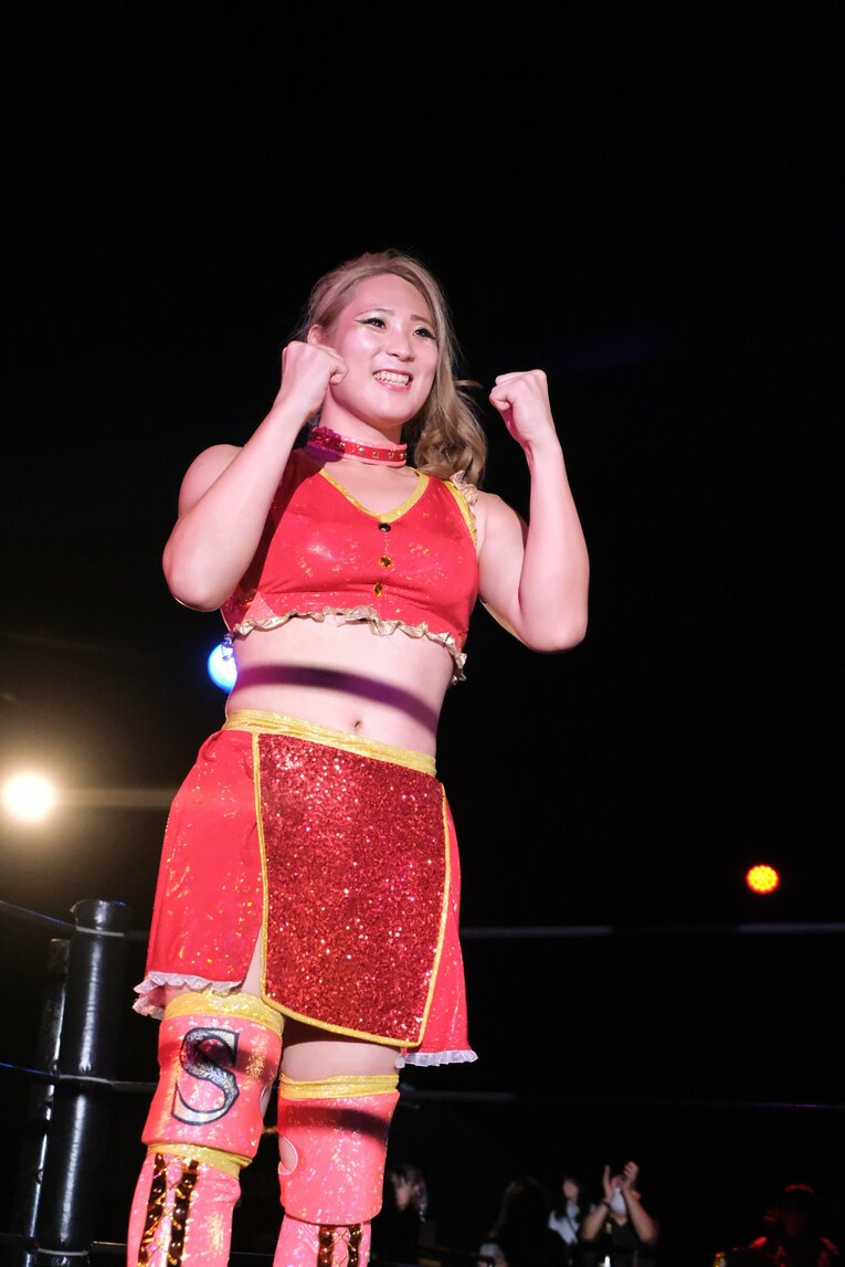 デビュー戦は無我夢中だったが、駆けつけた応援団の声援に応え笑顔も見せた