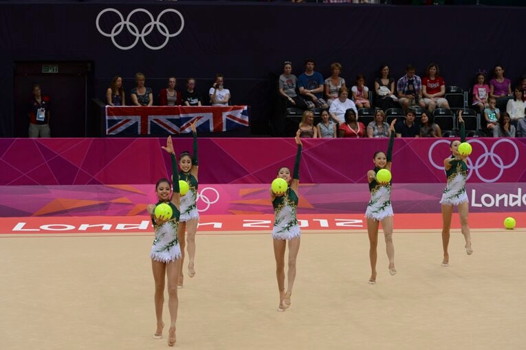 一糸乱れぬ演技が要求される（左端がサイード横田さん）　©Asami Enomoto/JMPA