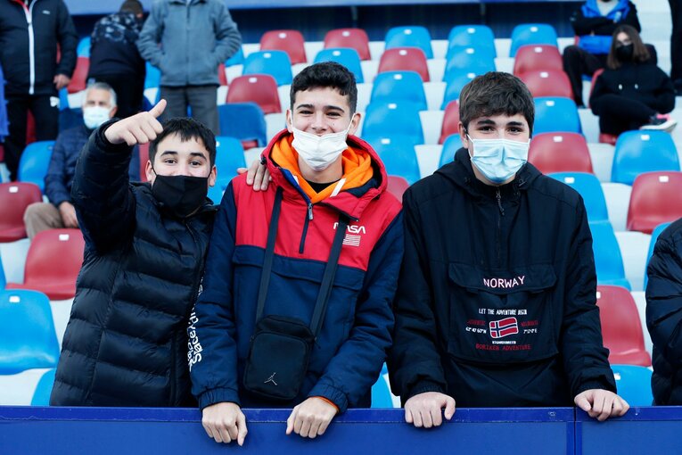 敵地の少年ファンから「KUBO！」と声が飛ぶ人気の中… 久保建英が“万全でなくても”フル出場で頼られた理由〈撮影者の視点〉(8)