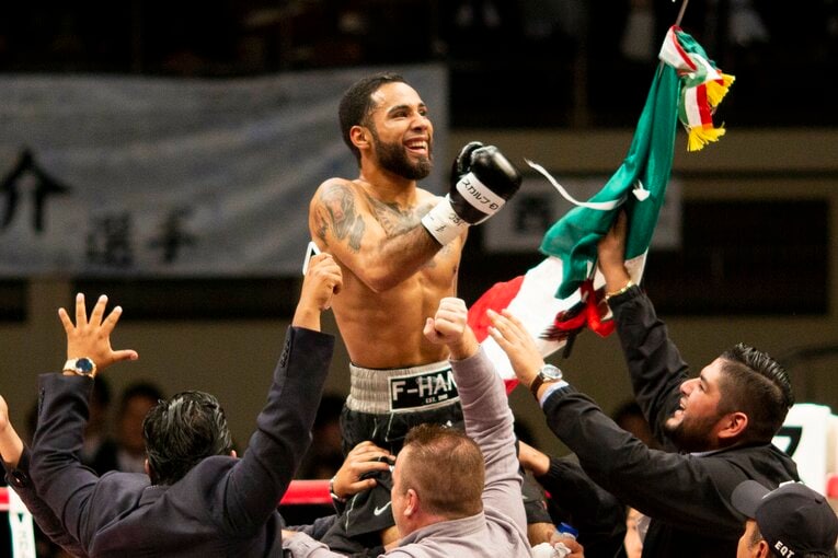 ドーピング違反に終わった第1戦に続き、山中慎介との第2戦は計量オーバー。2RでKO勝ちを収めたものの、後味の悪い結果に　©Naoki Kitagawa