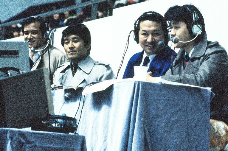 フィギュアスケートのNHK杯を実況するNHKアナ時代の草野仁さん（右から2番目）。エース実況アナとして数々のスポーツの現場で名場面を伝えてきた　©Takahshi Shimizu