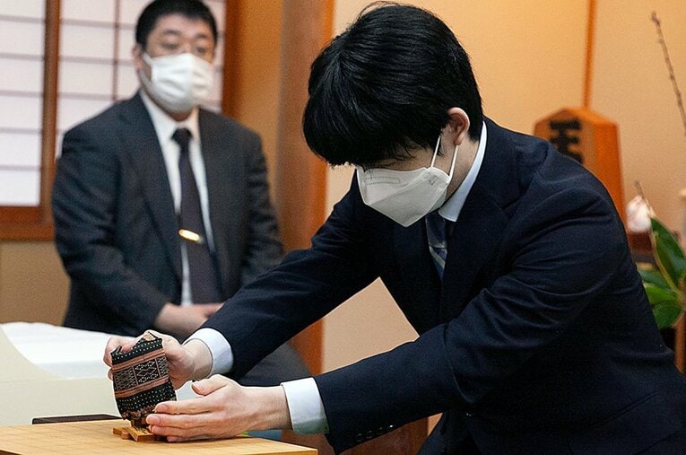 王将戦第5局前日検分での藤井聡太五冠。3月2日には最年少名人挑戦に向けて、順位戦A級最終局を戦う ／ photograph by 日本将棋連盟