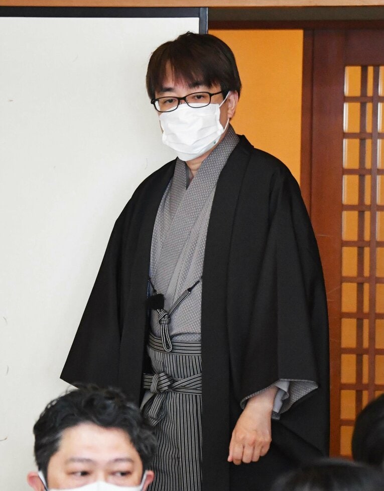 対局開始前に登場した羽生九段　©JIJI PRESS