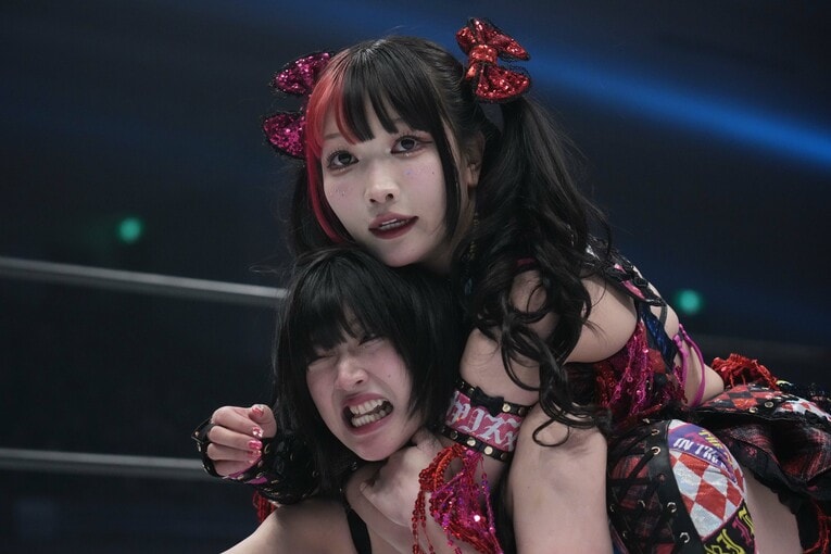 さくらあやを絞める伊藤麻希。2月7日、大阪府立体育会館　©Essei Hara