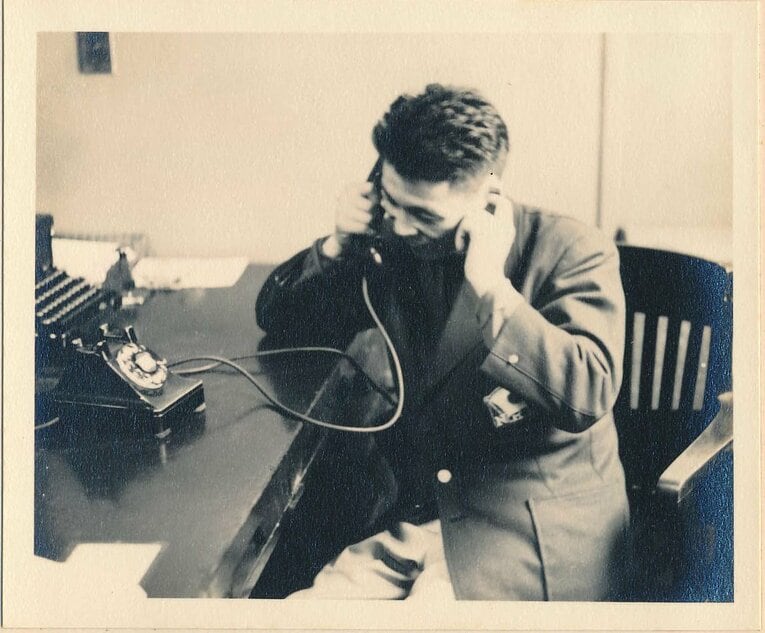 ボストンマラソン優勝後、西日本新聞の電話取材に応える田中茂樹（本人提供）