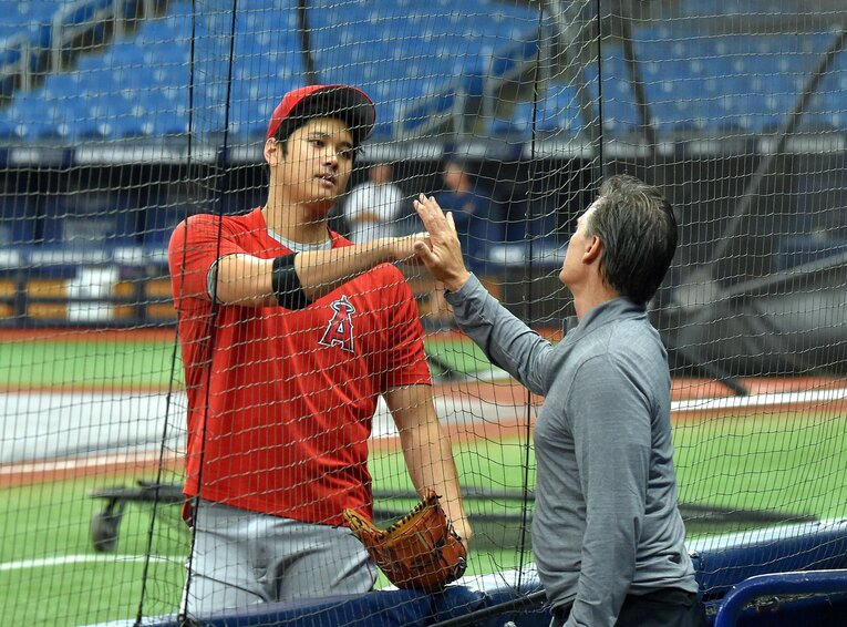 代理人のバレロ氏（左）とハイタッチする大谷　©JIJI PRESS