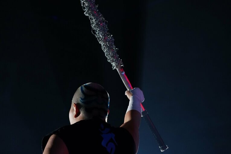 有刺鉄線バットを掲げる刀羅ナツコ　©Essei Hara