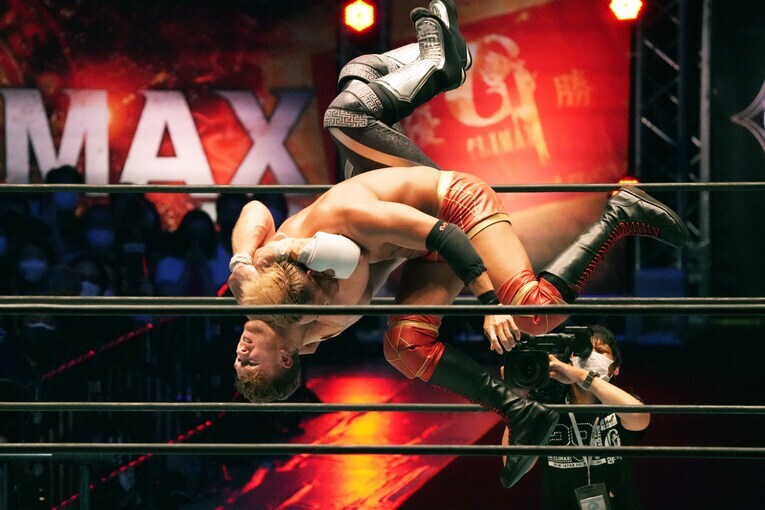 超人的な身体能力から繰り出されるウィル・オスプレイの「その場飛び式スパニッシュ・フライ」