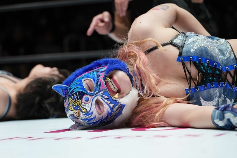 苦悶の表情を浮かべるスターライト・キッド　©Essei Hara