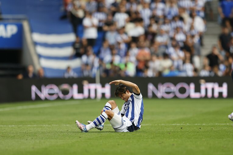 マークについたカレラスからの激しい当たりに痛みを訴えた久保　©Daisuke Nakashima