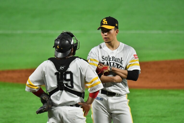 ソフトバンクでバッテリーを組んだ“育成コンビ”甲斐拓也と千賀滉大　©Hideki Sugiyama
