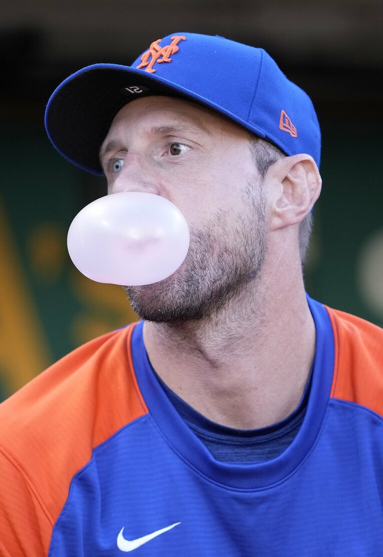 ガム風船をふくらますシャーザー　©︎Getty Images