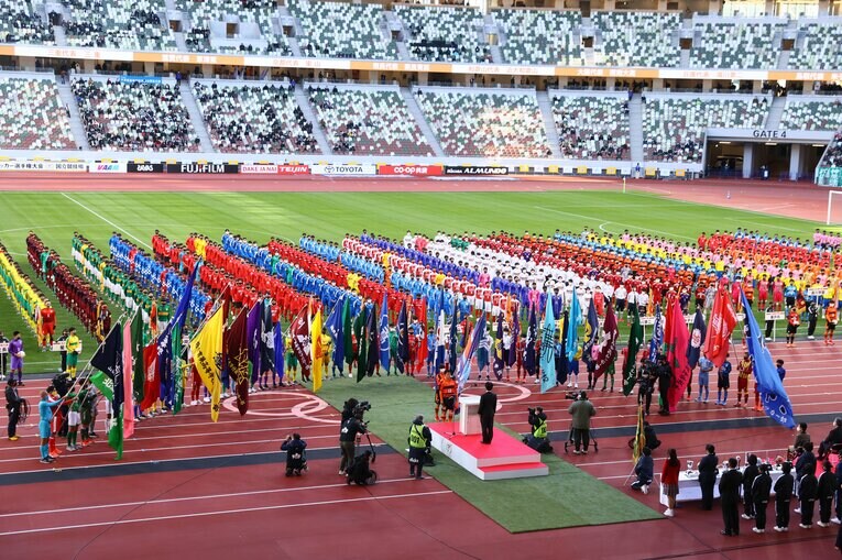 開幕戦では関東第一高校ダンス部、中津東高校応援団と共にダンスパフォーマンスを披露した茅島さん。「声を出す応援ができない分、ダンスで選手たちへ思いを届けられたら」と思いを表現した（写真は開会式）　©︎AFLO SPORT