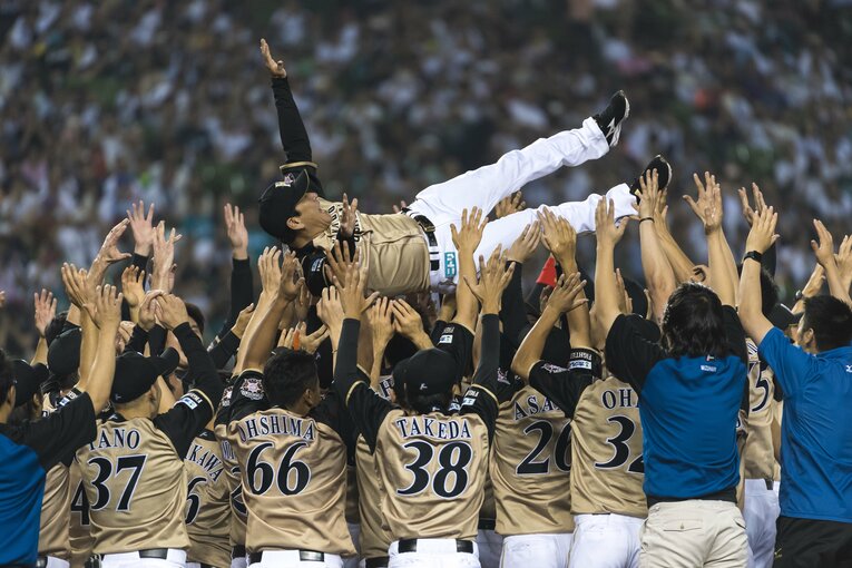 2016年日本一に輝き、栗山監督を胴上げする日ハムナイン　©︎Takuya Sugiyama