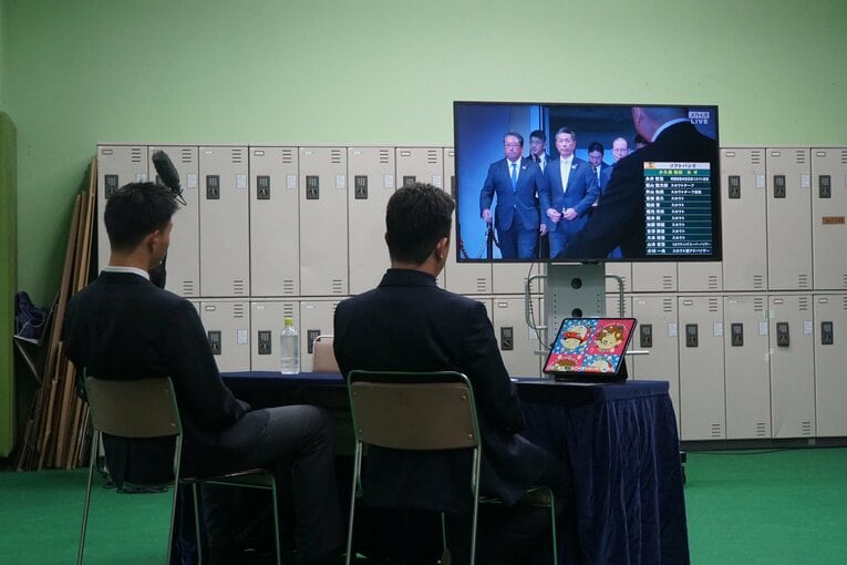 ドラフト会議開始からテレビを見つめる須江監督と山口　©Kei Nakamura