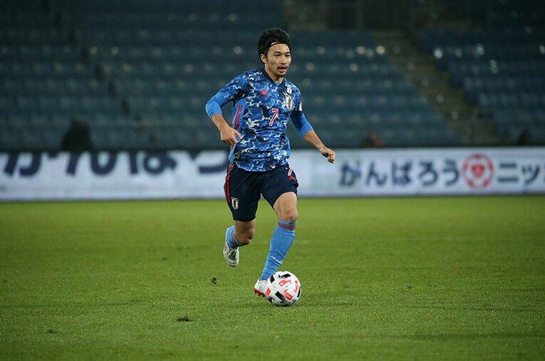 日本代表の中盤の軸としてプレーしてきた柴崎。3月、6月の代表の活動には参加できなかった ／ photograph by Sports Graphic Number